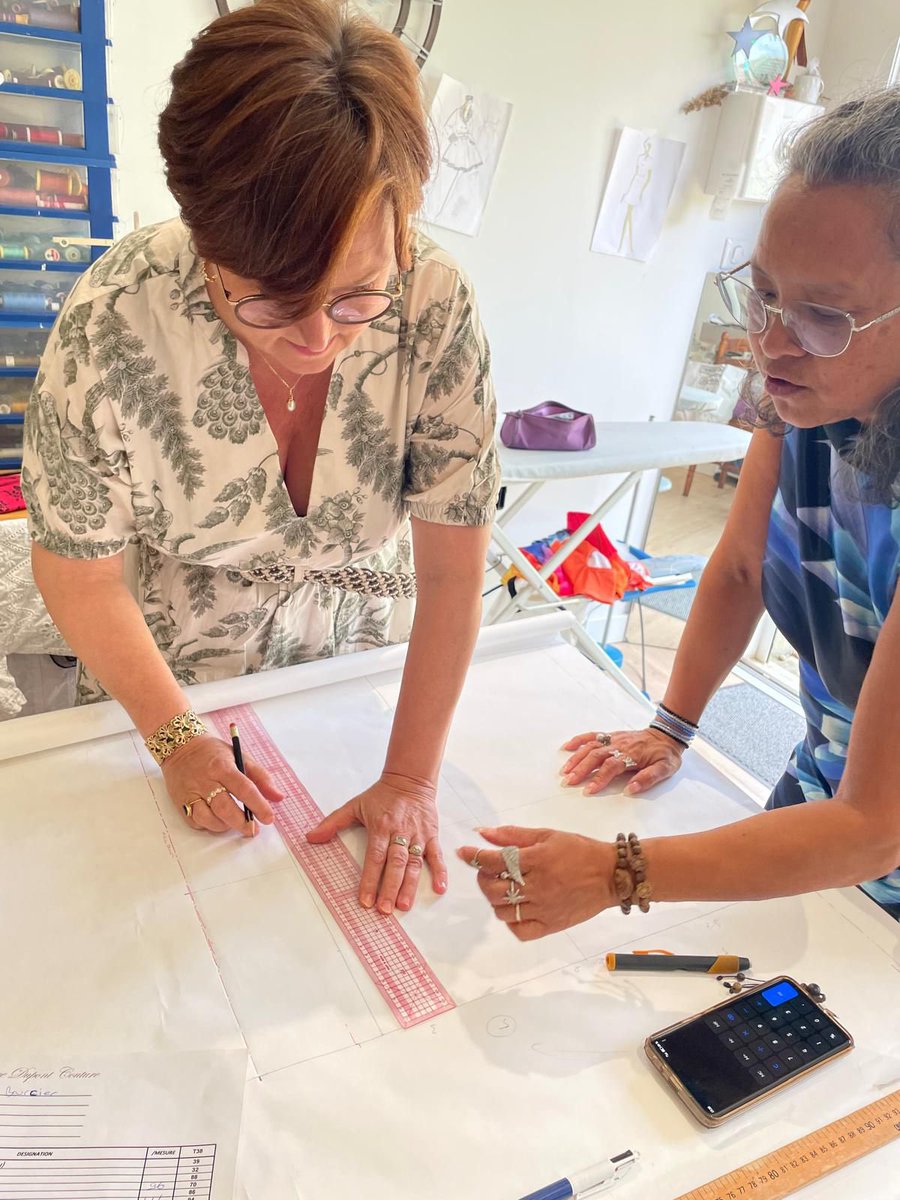 Opération Artisan d’un jour à Beaupréau-en-Mauges avec la <a href="/cmarPDL/">Chambre de métiers et de l'artisanat Pays de Loire</a> et <a href="/JBehre_Robinson/">Jeanne BehreRobinson</a> : immersion couture aux côtés de Béatrice Dupont, styliste et fondatrice d’Aileen Création, spécialisée dans les robes de mariée, de cocktail, des tenues enfants et accessoires. 🧵🪡