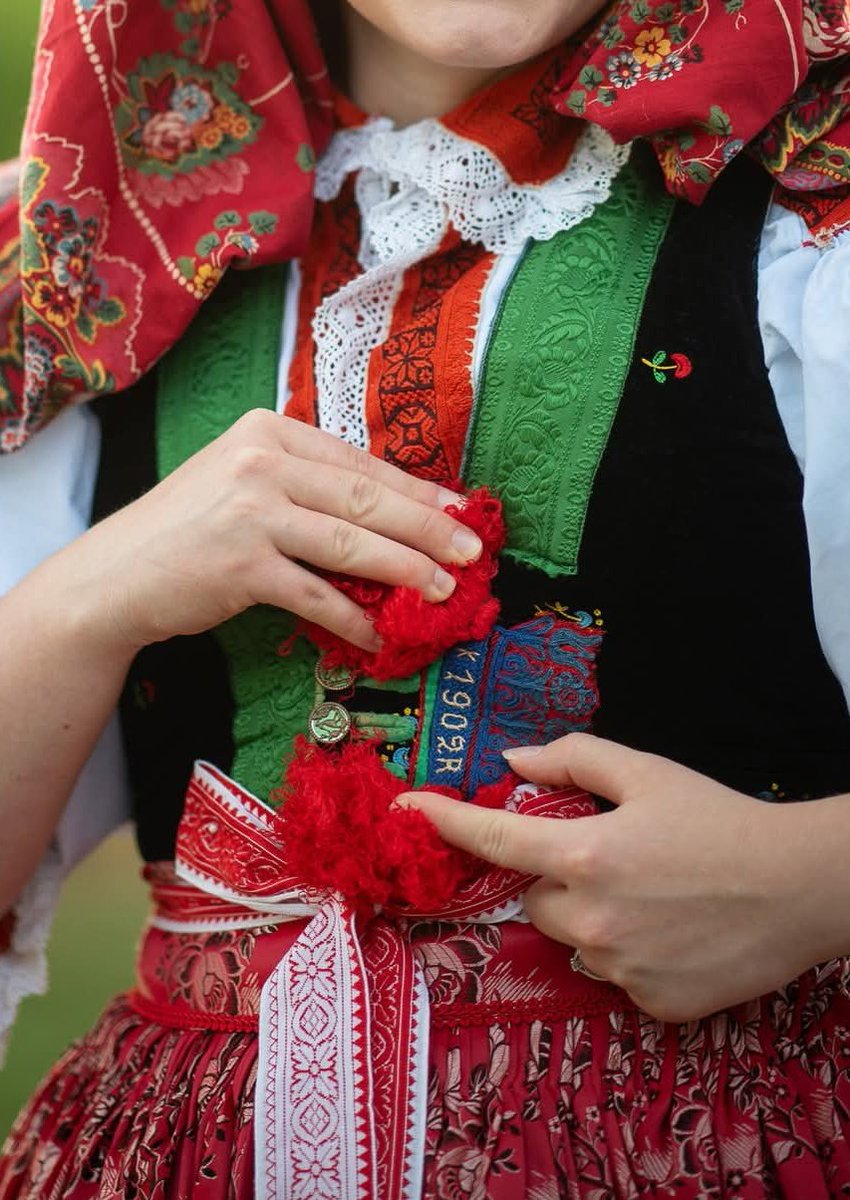 RootsReturn's tweet image. Folk clothing from Moravian Slovakia. As in many European cultures, married women traditionally covered their hair, a sign of their marital status.
Many of these garments are family heirlooms, passed down through generations. The detail shows the year the attire was made.