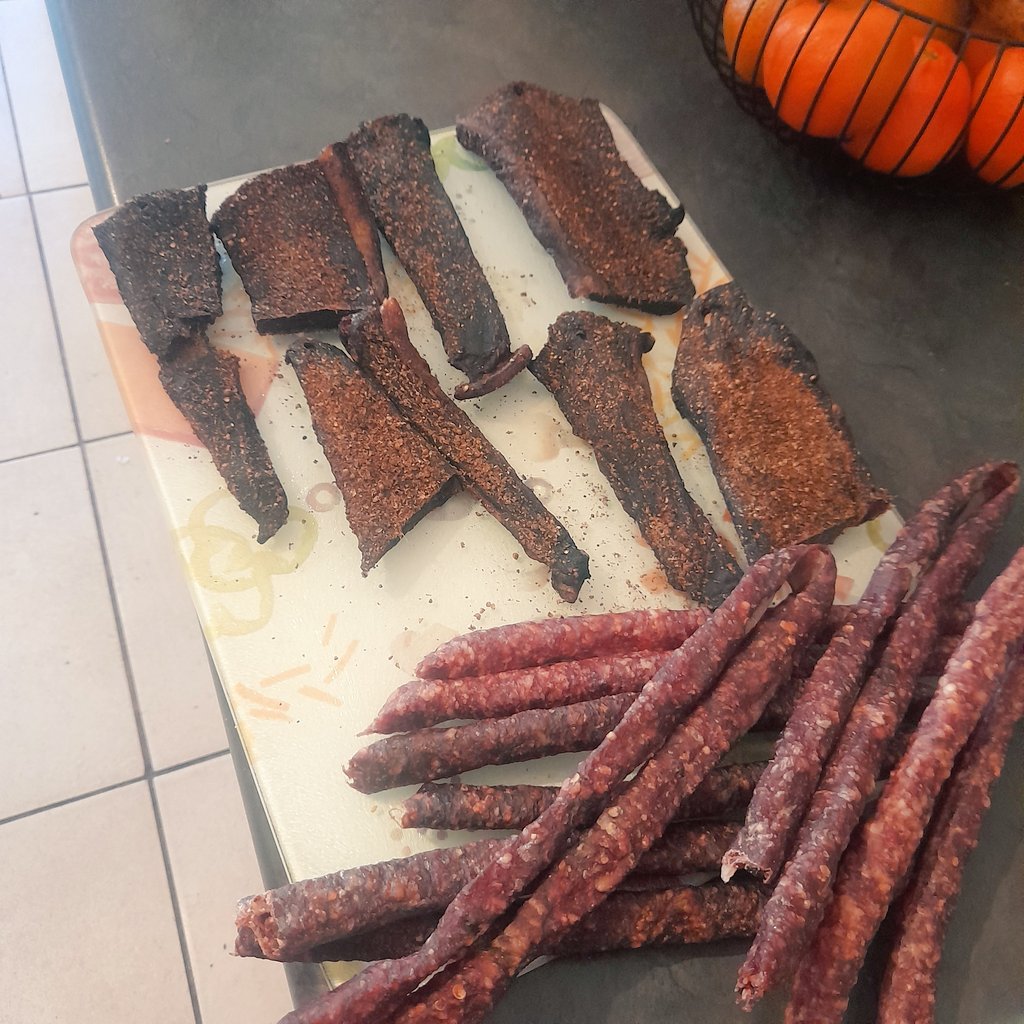 _Pasane's tweet image. Got myself a biltong maker a few days ago. This is the outcome after 3 days of drying 🤙🏾