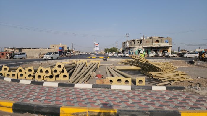 بدعم ورعاية العميد الركن #طارق_صالح.. وصول الدفعة الأولى من أعمدة إنارة شوارع مدينة #المخا استعدادًا للتركيب