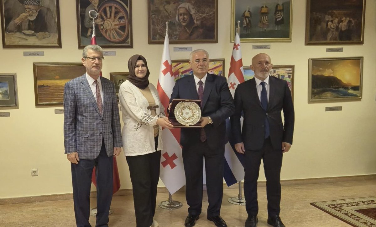 Kamu Denetçiliği Kurumu (Ombudsmanlık) (@trombudsman) on Twitter photo 📍Gürcistan
Kamu Başdenetçisi Sayın Mehmet Akarca ve Kamu Denetçiliği Kurumu heyeti, Türkiye Cumhuriyeti Batum Başkonsolosluğunu ziyaret etti.
<a href="/TC_BatumBK/">Türkiye in Batumi</a> <a href="/e_erkanbalta/">E. Erkan Balta 🇹🇷</a>
#MehmetAkarca #KDK 📍Gürcistan
Kamu Başdenetçisi Sayın Mehmet Akarca ve Kamu Denetçiliği Kurumu heyeti, Türkiye Cumhuriyeti Batum Başkonsolosluğunu ziyaret etti.
<a href="/TC_BatumBK/">Türkiye in Batumi</a> <a href="/e_erkanbalta/">E. Erkan Balta 🇹🇷</a>
#MehmetAkarca #KDK