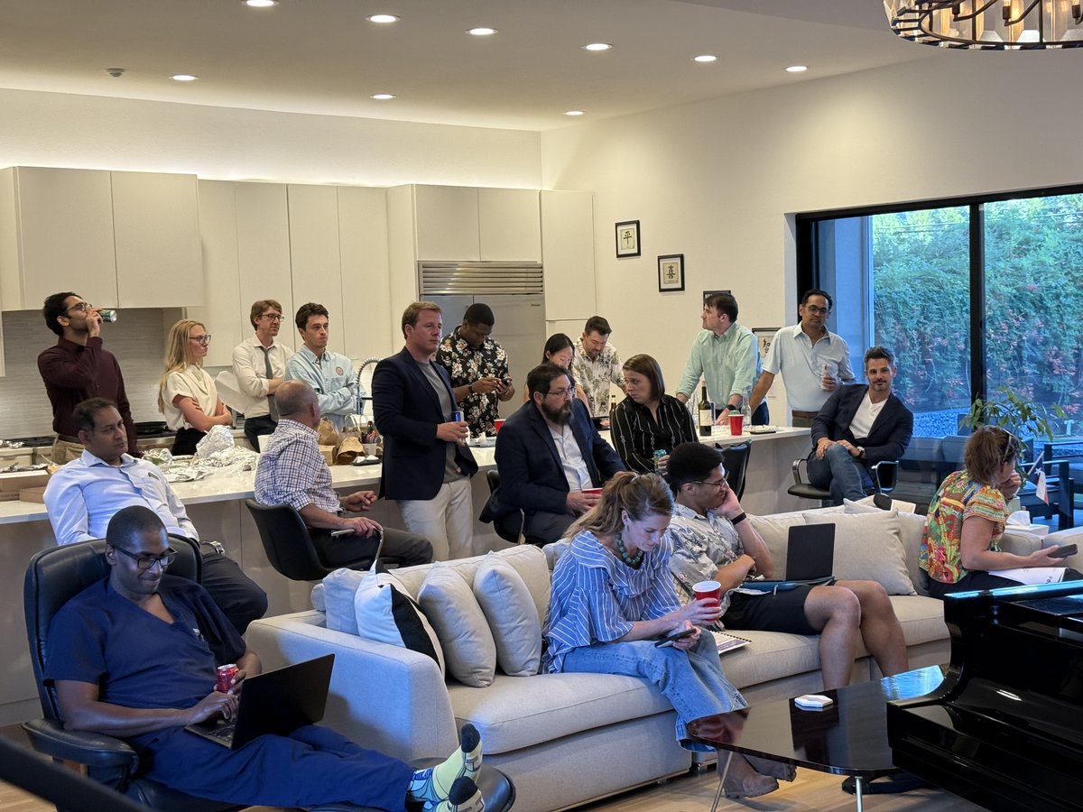 utswortho's tweet image. This week, #UTSWOrtho had their first Journal Club of the academic year!
It was hosted by our department chair, @DrAntoniaChen. We had a great discussion on orthopaedic infection prevention cases.
We are looking forward to the next journal club!
#orthopaedicsurgery