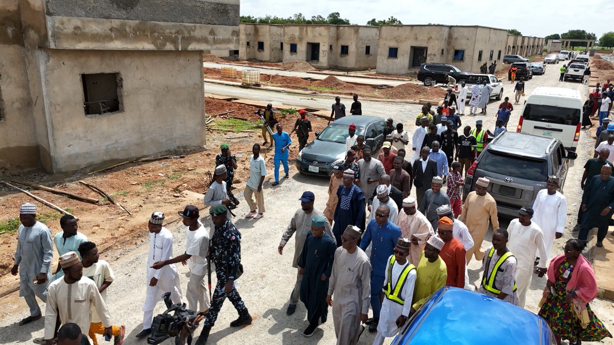 Inspection of the 2000 Units Kano Renewed Hope City by the Minister and Minister of State, Housing and Urban Development, Arc. Ahmed Musa Dangiwa and Rt.Hon Abdullahi Yusuf Ata in company of some Directors of the Ministry, Friday, 25th July, 2025
fmhud.gov.ng/read/3583