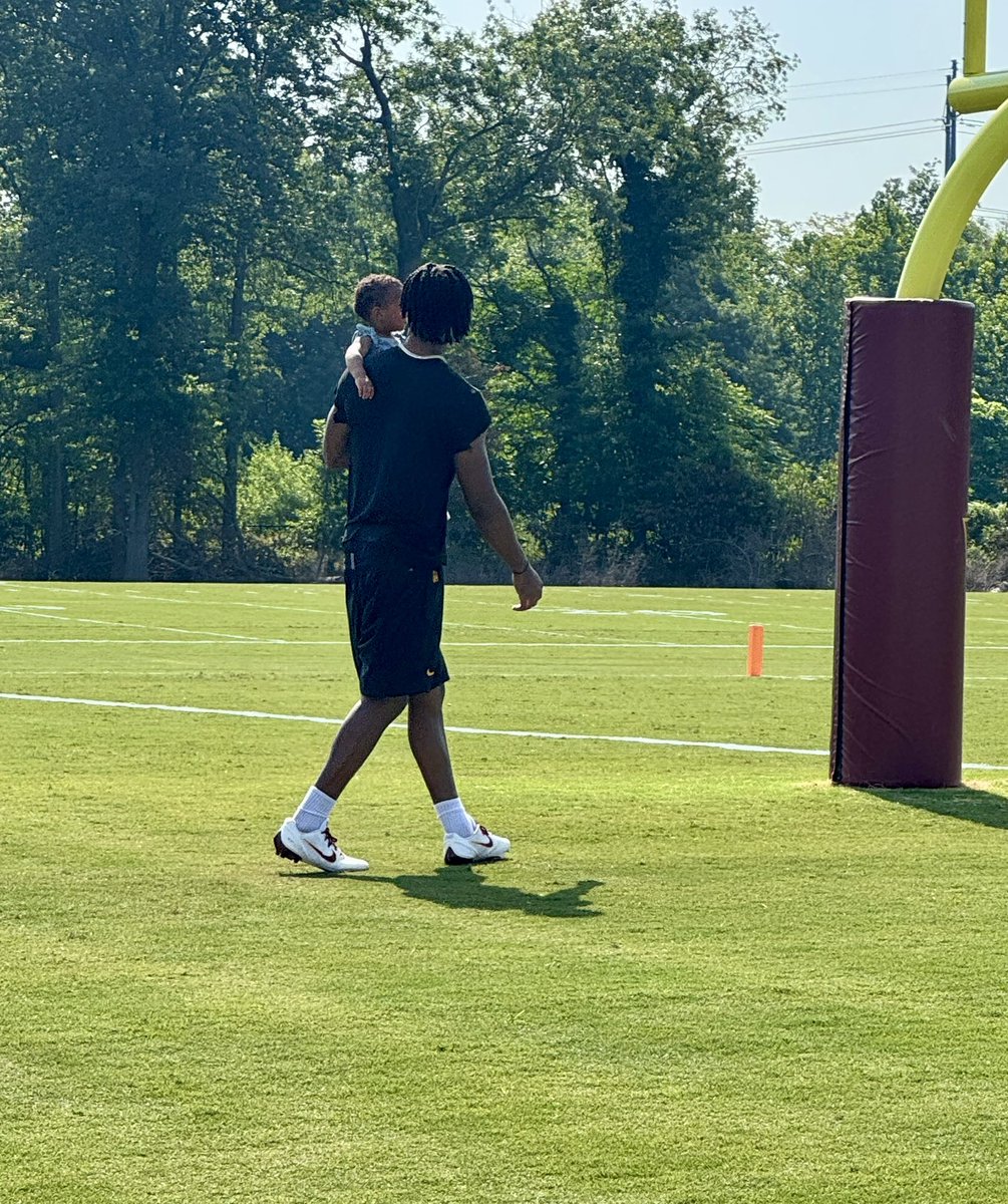 Jayden Daniels hanging with Mike Sainristil’s daughter post-practice. Pretty cute.