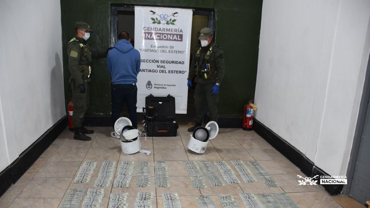 gendarmeria's tweet image. #SantiagodelEstero #LavadodeActivos

📍RN34- KM680

⭕️Acondicionan 193.400 dólares dentro de dos ollas a vapor.

Las divisas eran trasladadas en un ómnibus de tour de compras procedente de Jujuy con destino Buenos Aires. Hay un detenido.