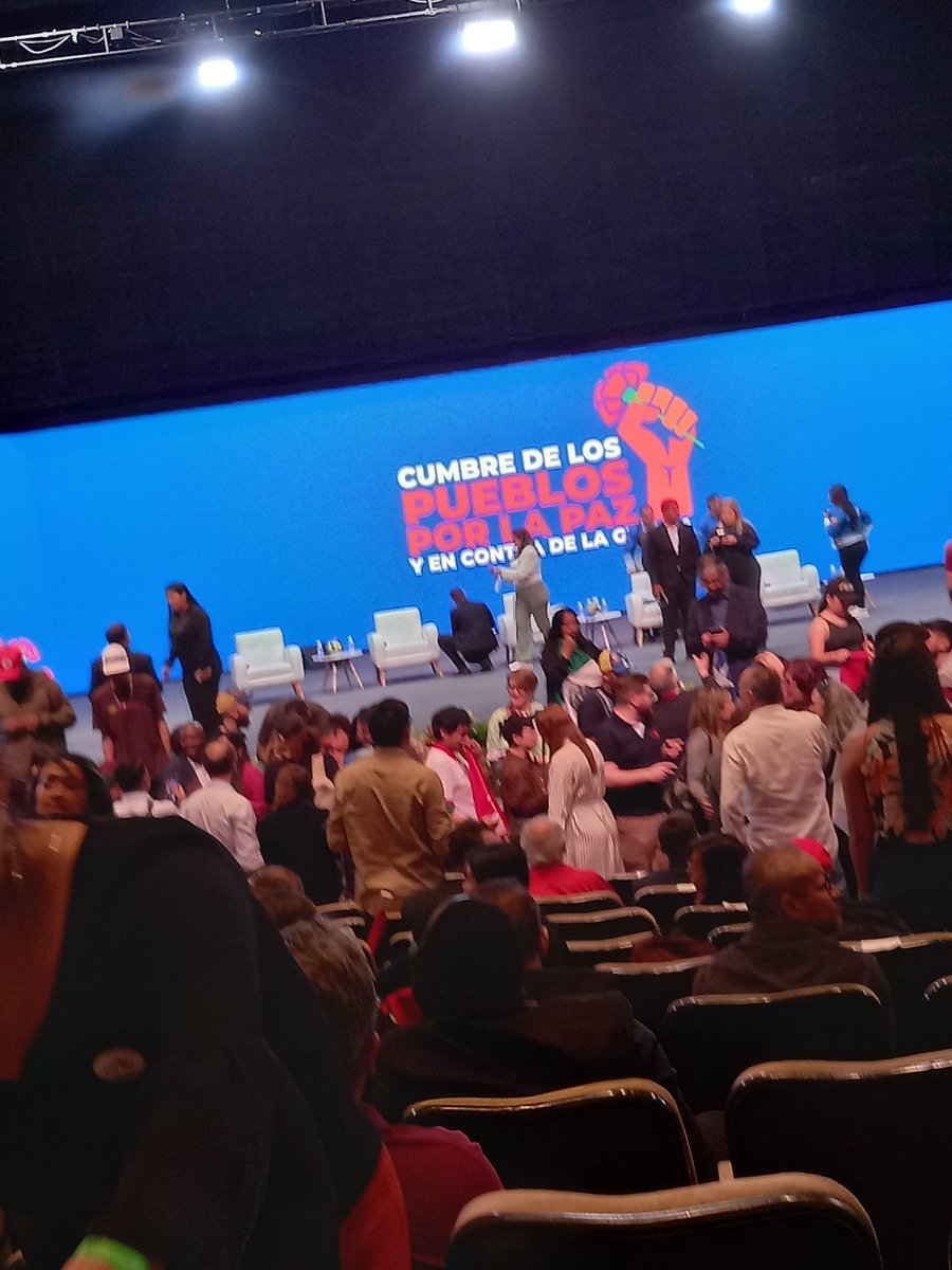 AbelPrieto11's tweet image. Es muy estimulante ver a tantos jóvenes d Ntra América, Europa, África, los EEUU, d todas partes, q han venido a Caracas a levantar las banderas d Bolívar, Martí, Fidel y Chávez y a trabajar en la construcción d las trincheras de ideas q tanto necesita la humanidad. #NoAlFascismo
