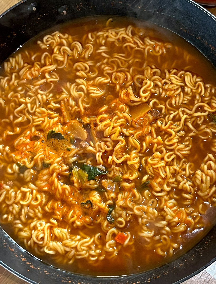 dddugi0719's tweet image. 라면 낉여서 양식 해장하기