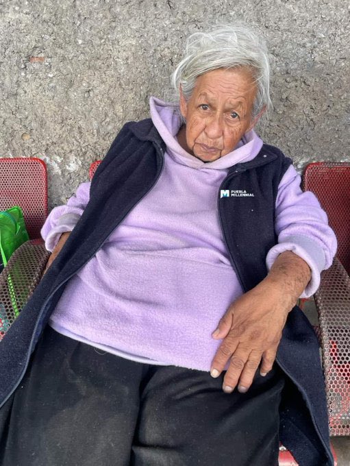📣 Tenía 80 años de edad, pasó 3 en la Central de Autobuses de #Puebla esperando que sus hijos regresaran y se reencontraran.
“Van a volver, aquí los espero”, decía sin importarle pasar hambre, frío, calor, soledad… Le ofrecían llevarla a albergues, pero siempre se negaba. Y