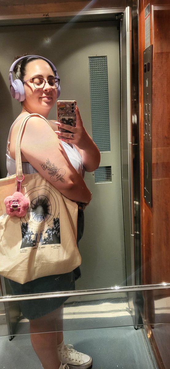 Louis tote so cute 🤭