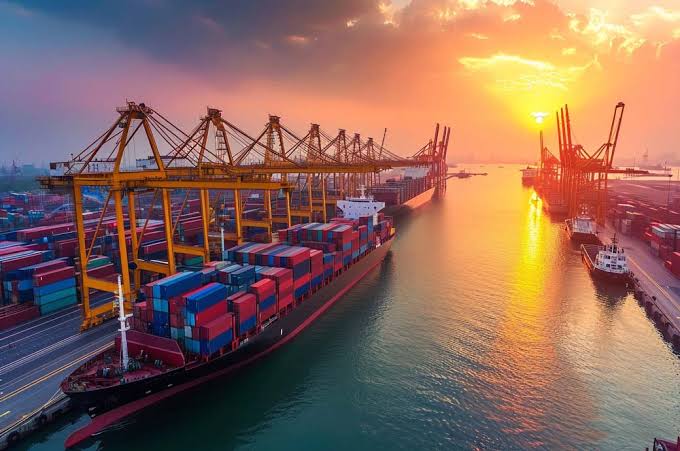 In 10 years, Indian ports have gone from sluggish to sharp.

Turnaround time dropped from 4 days to under 24 hours — faster than many developed nations.

For a country once called slow-moving, this is lightning speed. 🌊🇮🇳