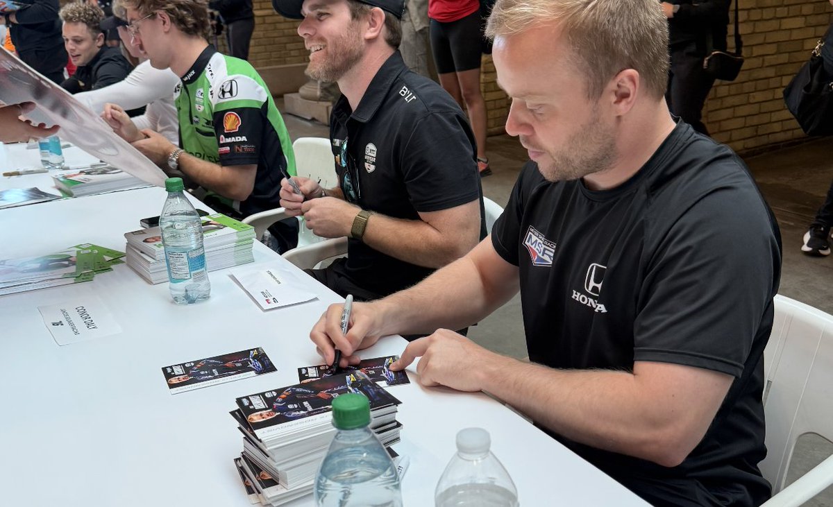 MeyerShankRac's tweet image. We love a good autograph sesh! 🖊️➰
If you're at @WeatherTechRcwy, come see us for some signatures.
⏰ 12:15-1:15pm ET in the #INDYCAR Fan Zone.