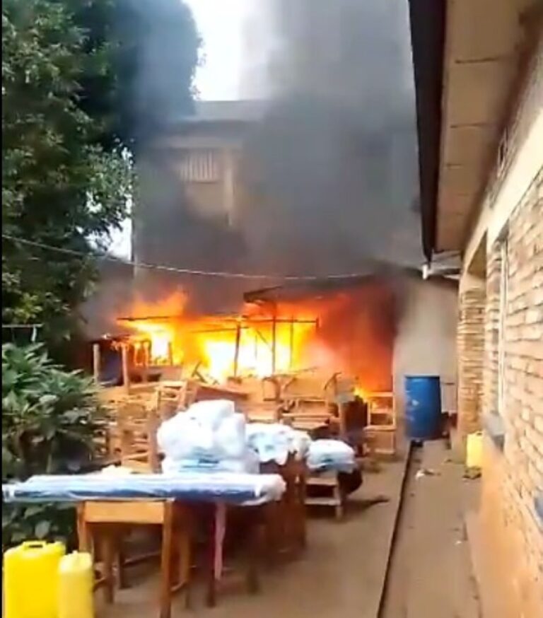 Gatete Muhamoud (@gmuhamoud) on Twitter photo Mu gitondo cyo kuri uyu wa 25 Nyakanga 2025,mu Mudugudu wa Nyagatare,Akagari ka Gihara, Umurenge wa Runda,muri <a href="/Kamonyi/">Kamonyi District</a> mu ishuri ryitwa ES Marie Adélaide de Gihara, ryafashwe n’inkongi y’umuriro ihereye mu bubiko bw’ibikoresho bitandukanye birimo n’ibishaje. <a href="/Rwandapolice/">Rwanda National Police</a> Mu gitondo cyo kuri uyu wa 25 Nyakanga 2025,mu Mudugudu wa Nyagatare,Akagari ka Gihara, Umurenge wa Runda,muri <a href="/Kamonyi/">Kamonyi District</a> mu ishuri ryitwa ES Marie Adélaide de Gihara, ryafashwe n’inkongi y’umuriro ihereye mu bubiko bw’ibikoresho bitandukanye birimo n’ibishaje. <a href="/Rwandapolice/">Rwanda National Police</a>