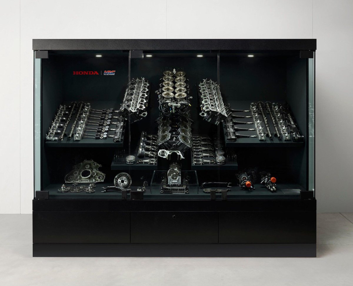 Silodrome's tweet image. This is the last Honda V10 Ayrton Senna ever raced. It’s a 1990 Honda 3.5 liter V10 RA100E Formula 1 engine that has been disassembled and put on display, and it’s now being sold directly from the Honda Racing Corporation in Japan.
buff.ly/8UdSmYR