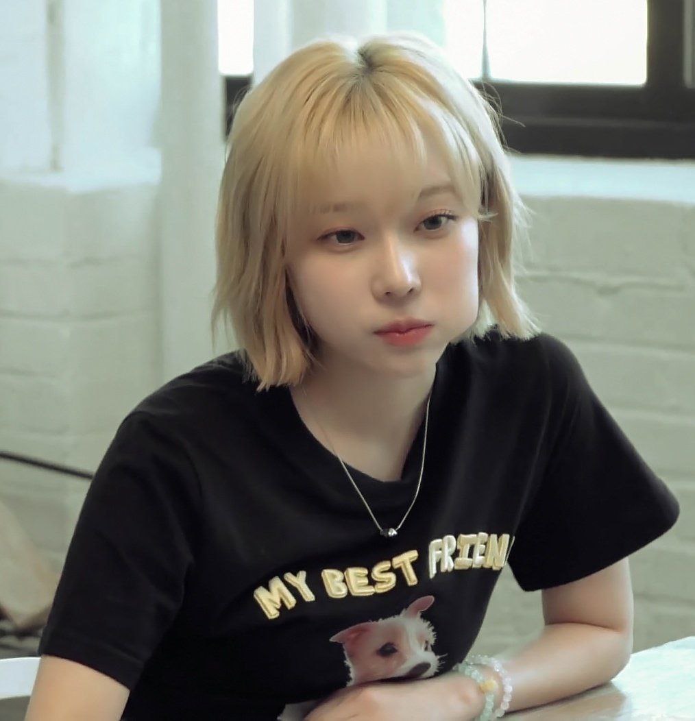 “Deal”
— a filo #winrina au

wherein Elora (w) inadvertently makes a deal with someone while under the influence of alcohol, not realizing it was Elijah (k), Reveries’ lead guitarist and the person she loathes the most.

“So, what’s your point?”

“Tayo na lang din kaya?”