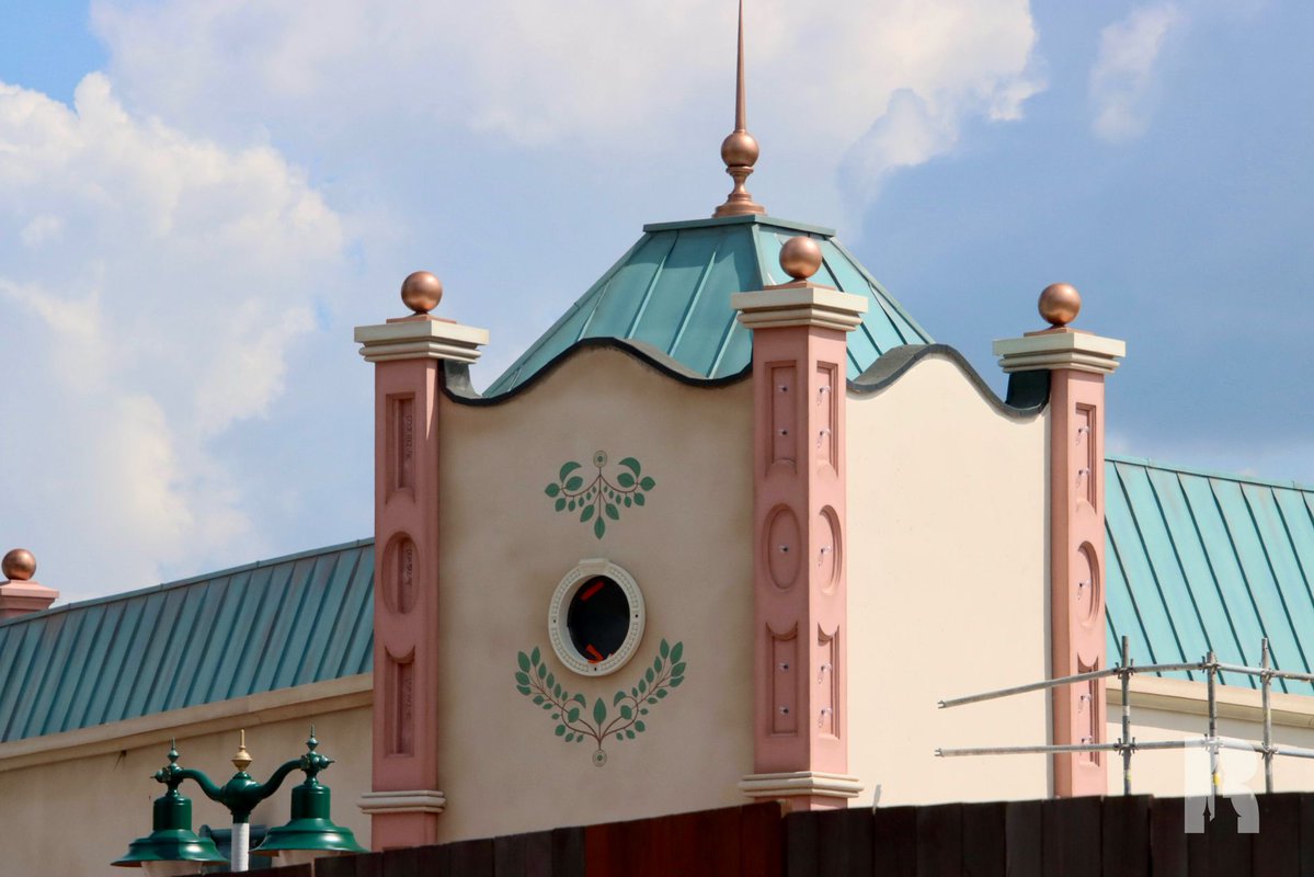 DLPReport's tweet image. 🔧 At Disney Adventure World, lights are being installed along the facades and the roofline of the “Regal View Restaurant and Lounge”: