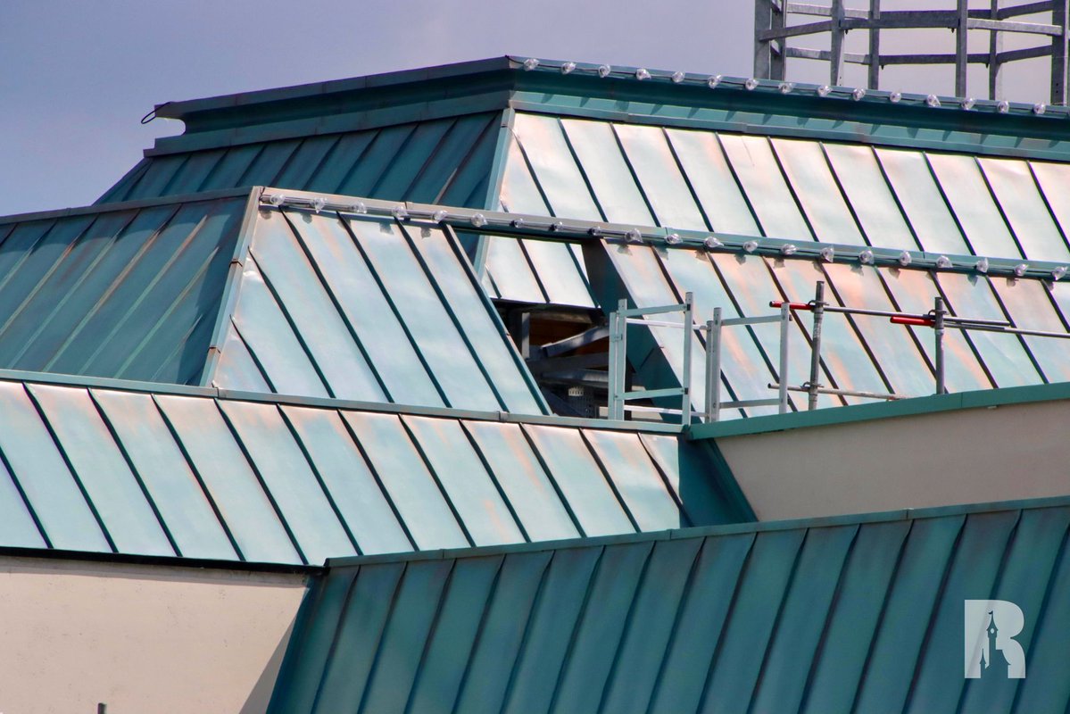 DLPReport's tweet image. 🔧 At Disney Adventure World, lights are being installed along the facades and the roofline of the “Regal View Restaurant and Lounge”: