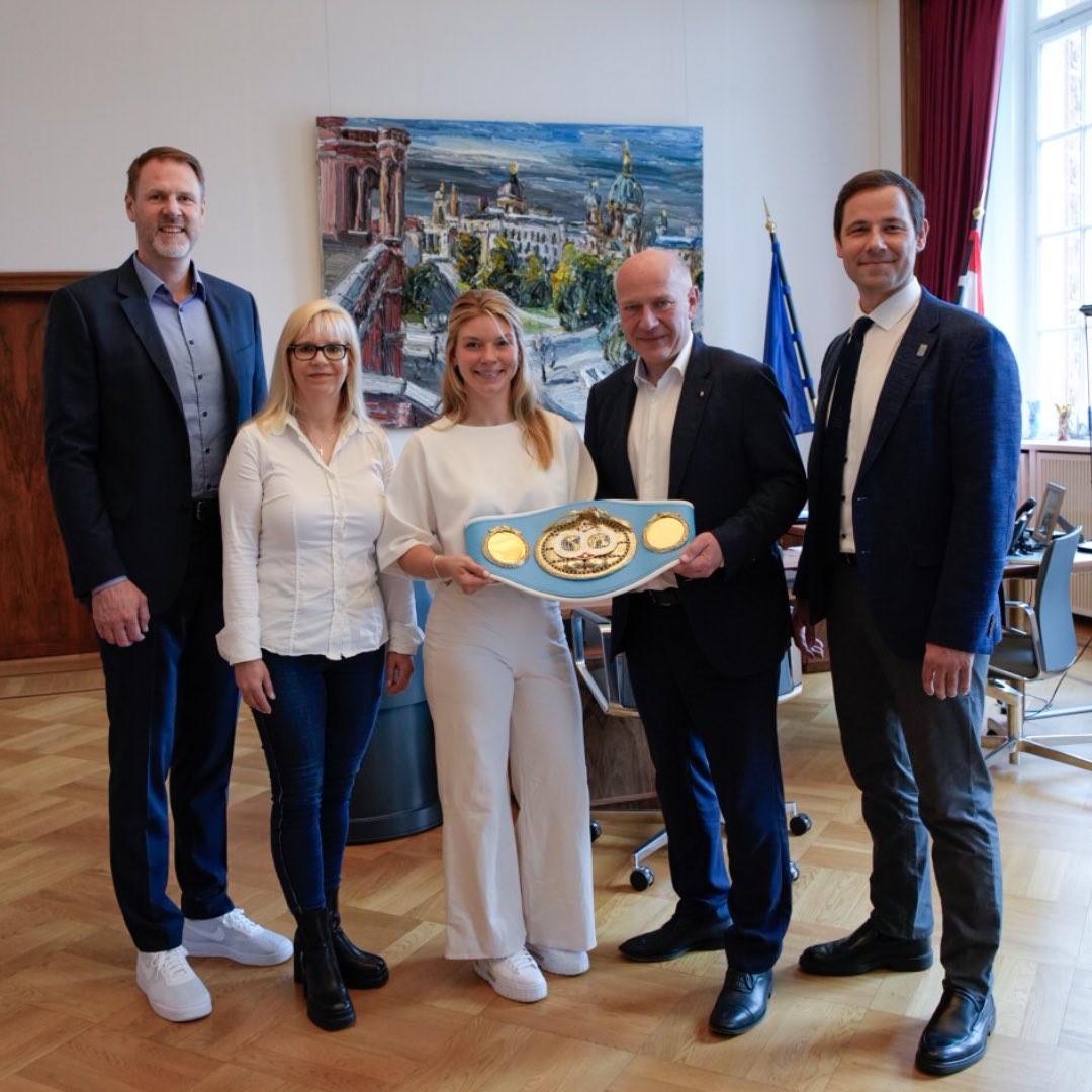 RegBerlin's tweet photo. Berlin bewirbt sich um die Austragung der Olympischen Spiele! Im Roten Rathaus kamen maßgebliche Akteure zusammen, um über die Bewerbung der Hauptstadt als Austragungsort der Olympischen Spiele zu sprechen. https://t.co/ifVMpHImMo