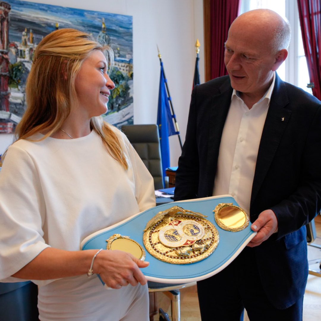 RegBerlin's tweet photo. Berlin bewirbt sich um die Austragung der Olympischen Spiele! Im Roten Rathaus kamen maßgebliche Akteure zusammen, um über die Bewerbung der Hauptstadt als Austragungsort der Olympischen Spiele zu sprechen. https://t.co/ifVMpHImMo