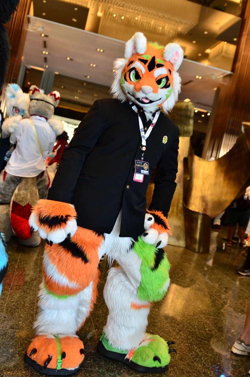 どうしたの？後輩　顔が赤いね　大丈夫か？

📷: <a href="/boy2wolf/">Wolfy (幼狼)</a> 

 #FursuitFriday