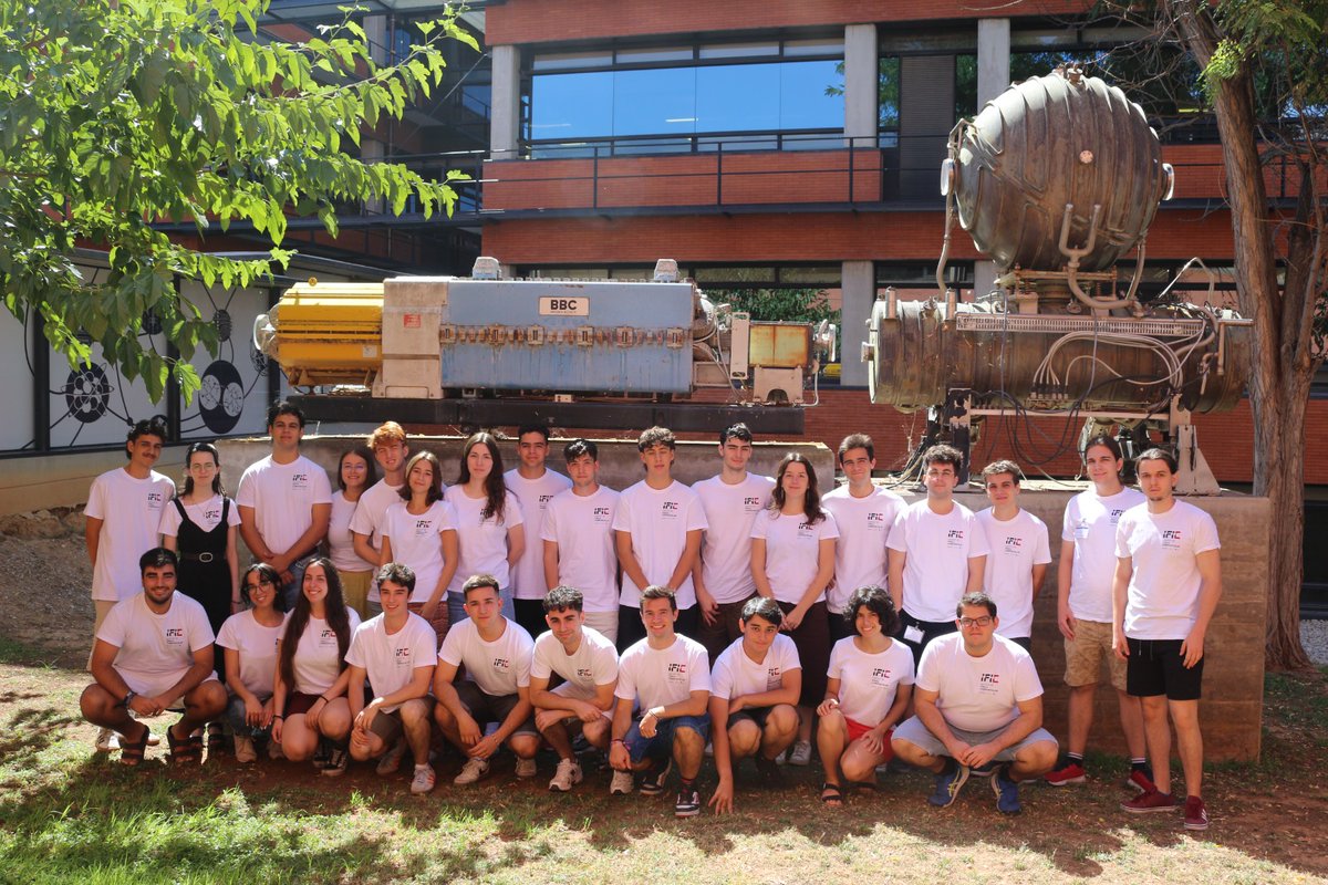IFICorpuscular's tweet image. El @IFICorpuscular concluye con éxito una nueva edición de su programa de estancias de verano, una iniciativa dirigida a estudiantes de Grado en Física interesados en descubrir la investigación en física nuclear y de partículas desde dentro. 🤩
🔗Noticia: goo.su/UhLC2