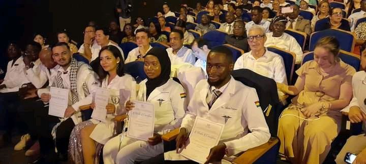 🇨🇺La <a href="/UCMHabana/">Universidad de Ciencias Médicas de La Habana</a> 🎓graduó hoy a más de 570 profesionales procedentes de 70 países🌍, quienes en su mayoría integran el proyecto de la 👨‍🏫Escuela Latinoamericana de Medicina⚕️.

#CubaPorLaVida #LaLuchaNoHaCesado 

 Más 🔗acn.cu/salud/nuevos-p…