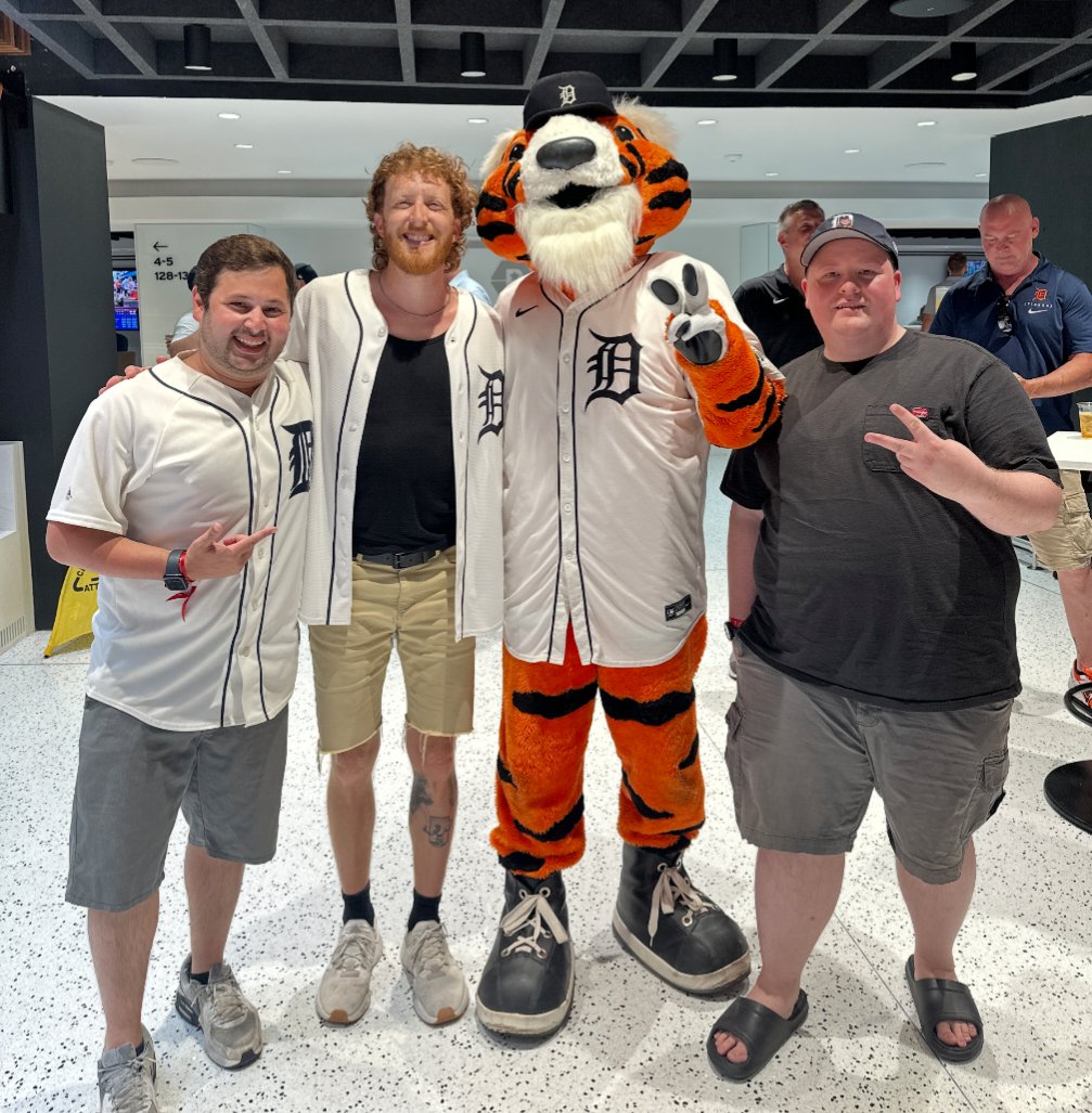 Robot__Turkey's tweet image. Shout out to Paws!

#DetroitTigers #Detroit @tigers