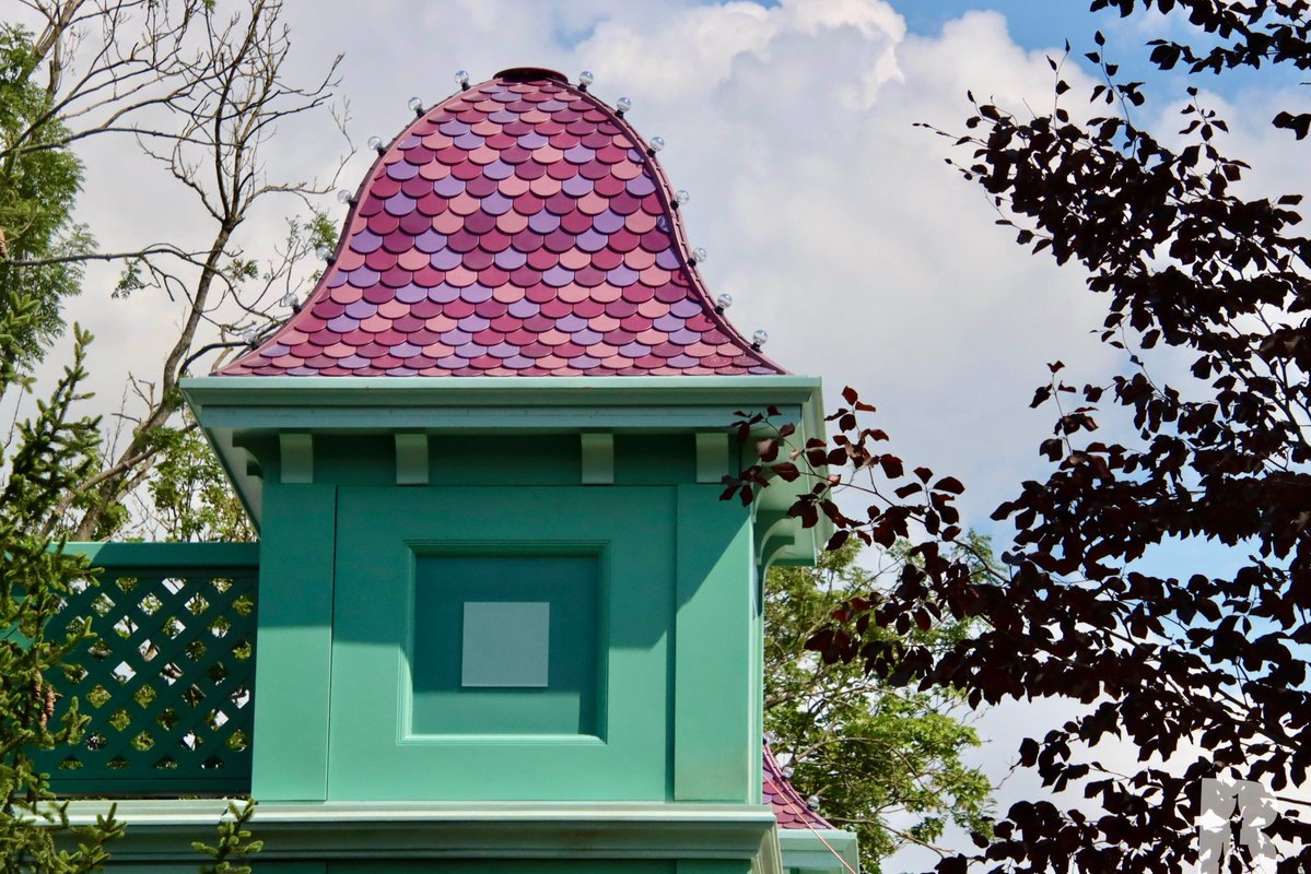 DLPReport's tweet image. 🔧 Lights are also being installed along the roofs of support buildings around Adventure Bay. It should all look fantastic at night!