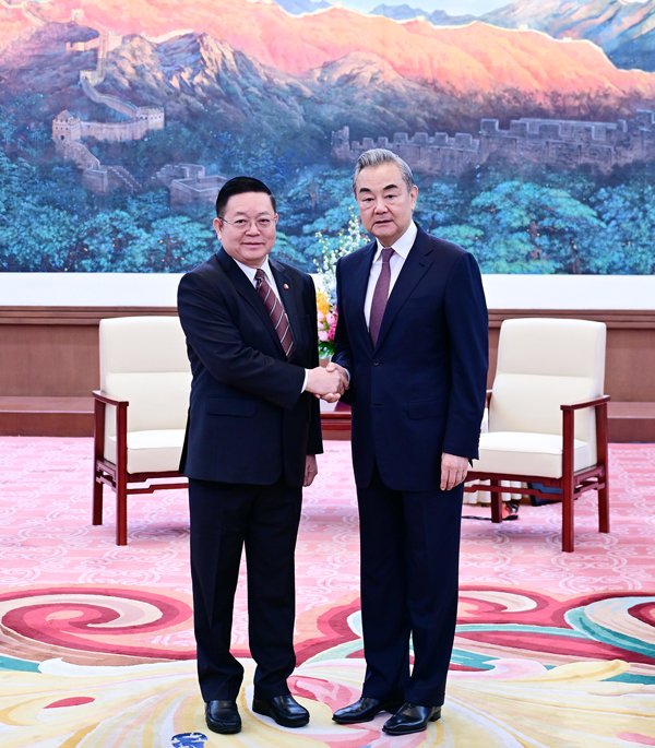 YDunhai's tweet image. FM Wang Yi met with Secretary-General of ASEAN, Dr. Kao Kim Hourn, noting that as major forces in the Global South, #China and #ASEAN should strengthen solidarity and cooperation to reject unilateralism, safeguard #WTO rules, and ensure the authority and integrity of the…