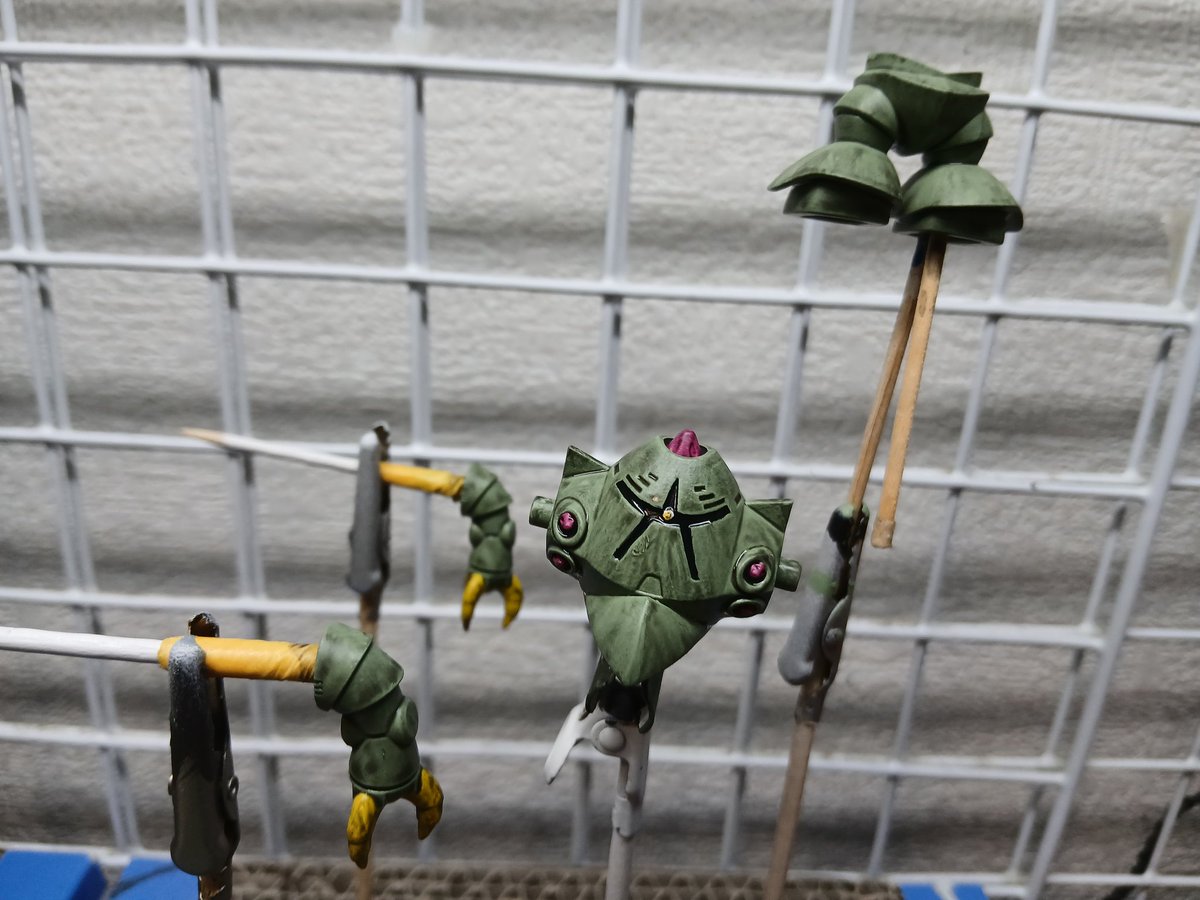 henshucho_j2021's tweet image. チョコサプの、ゾック制作。シタデルのコントラストで近似色がないので、取り敢えずベタ塗り、あと塗り分け。ナルンオイルでトーン落とし。各色に対する明るめの色で、エッジ中心にドライブラシ。
あとは明日、つや消しスプレーでコートして完成予定。
#チョコサプ
#ガンダム
#ゾック