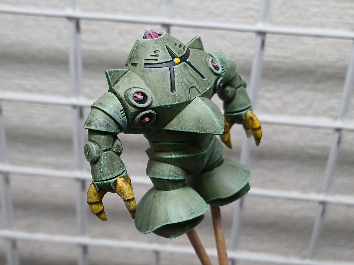henshucho_j2021's tweet image. チョコサプの、ゾック制作。シタデルのコントラストで近似色がないので、取り敢えずベタ塗り、あと塗り分け。ナルンオイルでトーン落とし。各色に対する明るめの色で、エッジ中心にドライブラシ。
あとは明日、つや消しスプレーでコートして完成予定。
#チョコサプ
#ガンダム
#ゾック