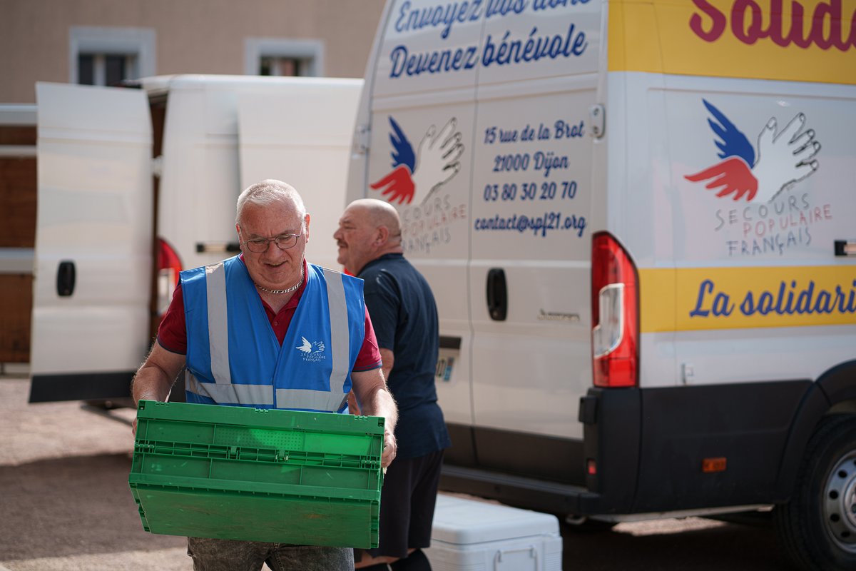 SecoursPop's tweet photo. Aller à la rencontre de ceux qui en ont besoin, avec le #Solidaribus 🚌

Dans les communes aux alentours de Dijon, les #bénévoles se déplacent à bord de l'antenne mobile pour distribuer des paniers-repas et orienter au mieux selon les besoins.

Une aide essentielle pour les personnes en situation de #pauvreté, particulièrement isolés dans les zones rurales.

Faites un don 👉 https://t.co/upzYLoeggb

Photos : P Montary / SPF