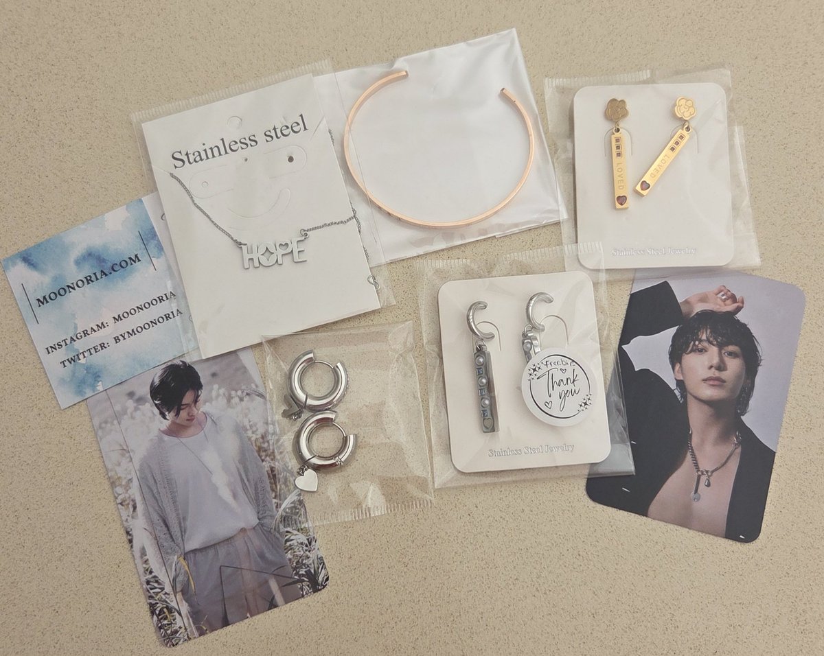 meteoriteflux's tweet image. Je rentre du travail et j'ai reçu ma commande des magnifiques bijoux @ByMoonoria 🥰 merci @Moony_euphoria 💜