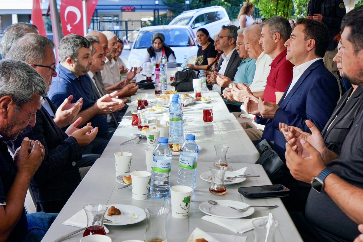 Eskişehir'deki orman yangınına müdahale ederken hayatını kaybeden Bayram Eren Arslan'ın ailesine taziye ziyaretinde bulundum.

Bu vesileyle, yangınla mücadele ederken hayatını kaybeden vatandaşlarımıza bir kez daha Allah’tan rahmet, ailelerine sabır diliyorum.

Başımız sağ olsun.