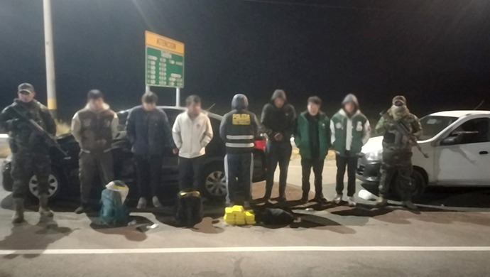 FiscaliaPeru's tweet image. 🔎#FiscalíaActúa | Ministerio Público intervino a seis presuntos miembros de una organización criminal dedicada al tráfico ilícito de drogas que transportaba alcaloide de cocaína con destino a Bolivia. La diligencia se realizó en el distrito de Ayaviri, provincia de Melgar, en…