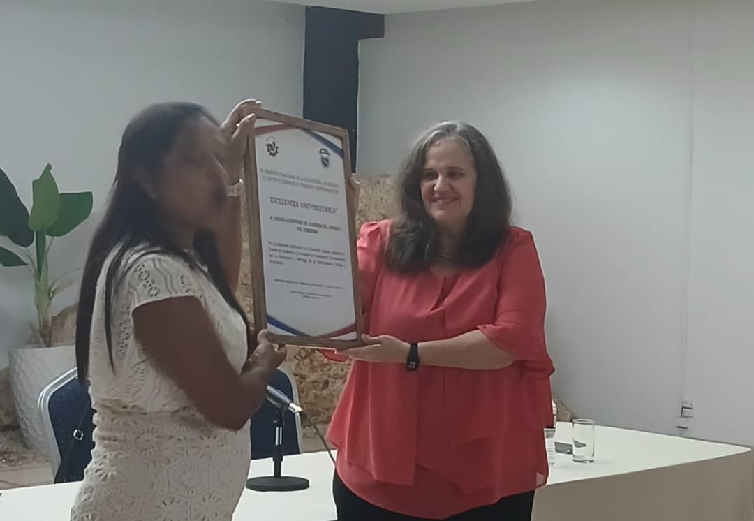 CubaMES's tweet image. 🇨🇺 ¡Felicitaciones al colectivo de la @esceg11 por alcanzar la condición de Excelencia Universitaria, reconocida por el @CubaSNTECD! Recibido por la rectora Dr. C. @mdelgado171064 🎉🏆 ❗

 ¡Sigan inspirando con su ejemplo de excelencia! 👏

ℹ️📷 #ESCEG
#Cuba #UniversidadCubana