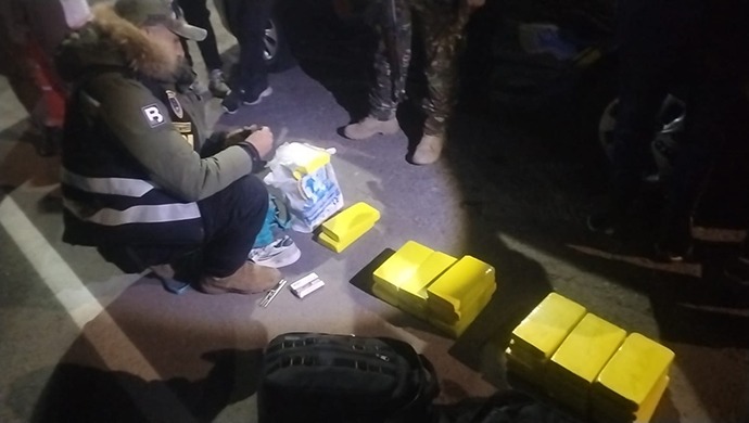 FiscaliaPeru's tweet image. 🔎#FiscalíaActúa | Ministerio Público intervino a seis presuntos miembros de una organización criminal dedicada al tráfico ilícito de drogas que transportaba alcaloide de cocaína con destino a Bolivia. La diligencia se realizó en el distrito de Ayaviri, provincia de Melgar, en…