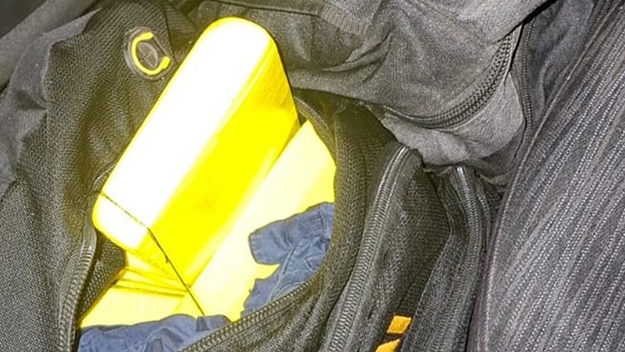 FiscaliaPeru's tweet image. 🔎#FiscalíaActúa | Ministerio Público intervino a seis presuntos miembros de una organización criminal dedicada al tráfico ilícito de drogas que transportaba alcaloide de cocaína con destino a Bolivia. La diligencia se realizó en el distrito de Ayaviri, provincia de Melgar, en…