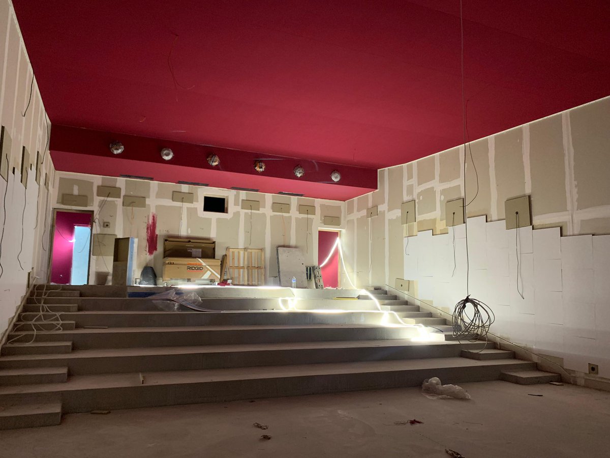 Ma collègue Capucine Candelle nous partage ses photos faites lors de la réunion de chantier de cette semaine. Les travaux de la médiathèque cinéma avancent à grand pas. Vous pourrez découvrir les magnifiques volumes du bâtiment et les ambiances de couleur des trois salles de ciné