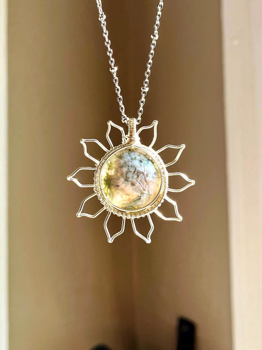 heidiswrapss's tweet image. Old stock vintage moss agate! I decided to wrap her up in sterling silver wire.🌿