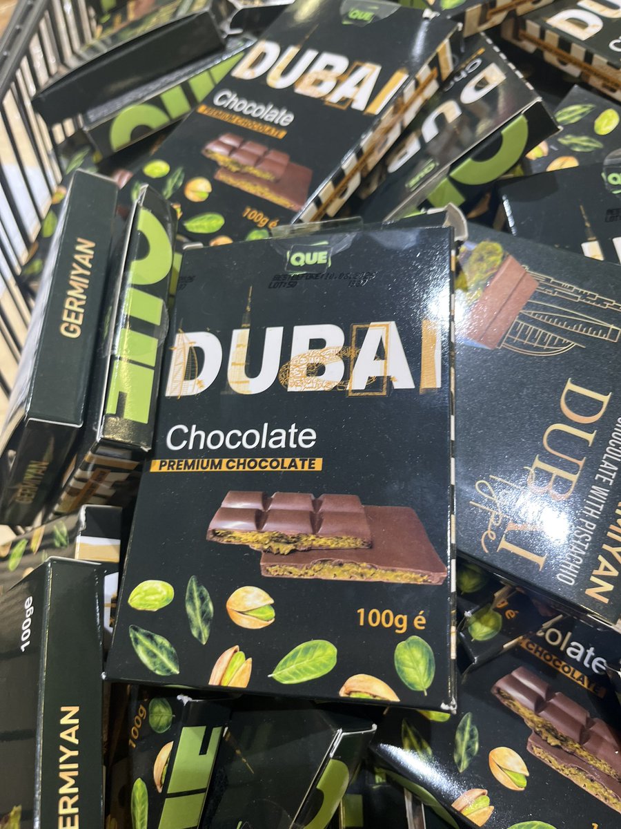 rektor_linnea's tweet image. Jag fattar inte den här hypen. Det enda som brukar trendar i Dubai är deras praliner och fyllda dadlar. Jag har aldrig sett den här chokladen i Dubai.