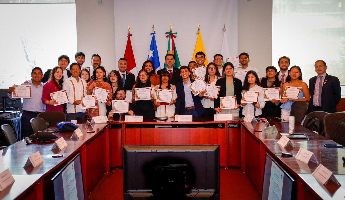AMEXCID's tweet image. 📸Dimos la bienvenida a los 20 jóvenes voluntari@s que participaron en la edición 2025 del Programa de Voluntariado Juvenil de la Alianza del Pacífico 🇲🇽🇨🇴🇨🇱🇵🇪 “Construyendo Comunidad”.
Bajo el liderazgo del @imjuvemx, realizaron una semana de trabajo comunitario en Hidalgo,…
