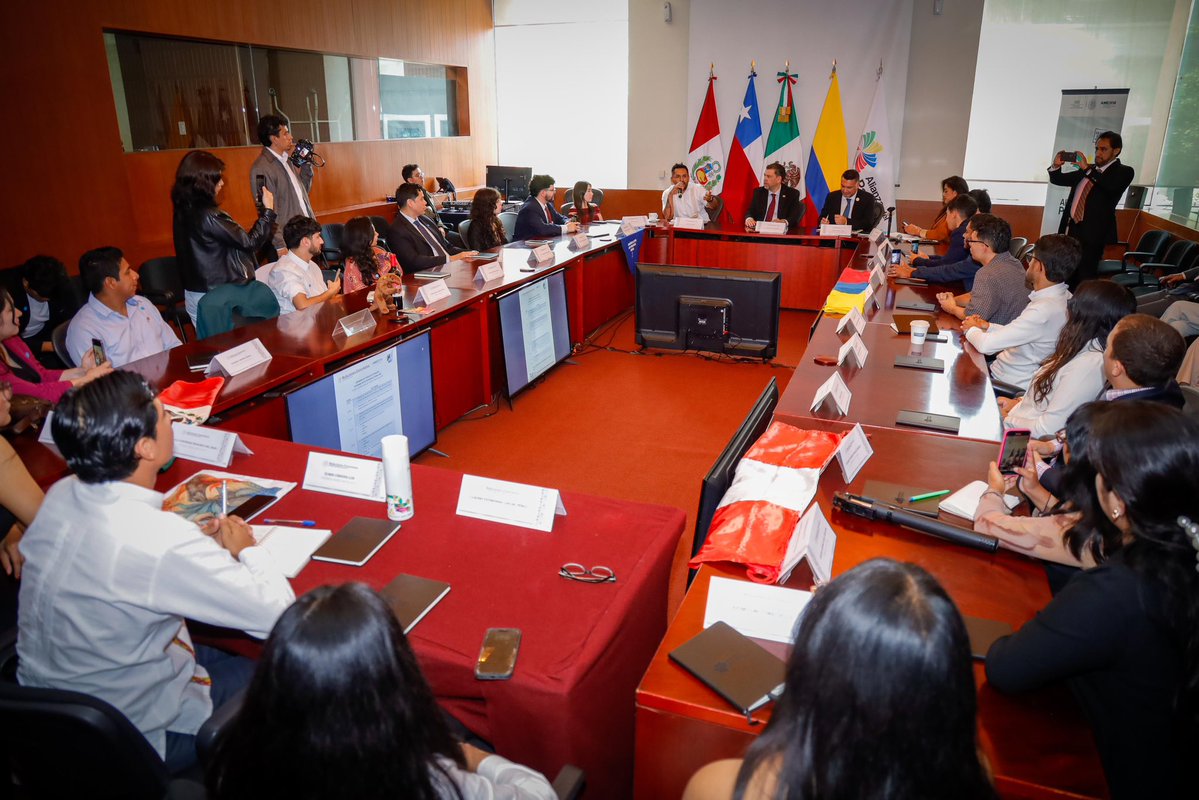 AMEXCID's tweet image. 📸Dimos la bienvenida a los 20 jóvenes voluntari@s que participaron en la edición 2025 del Programa de Voluntariado Juvenil de la Alianza del Pacífico 🇲🇽🇨🇴🇨🇱🇵🇪 “Construyendo Comunidad”.
Bajo el liderazgo del @imjuvemx, realizaron una semana de trabajo comunitario en Hidalgo,…