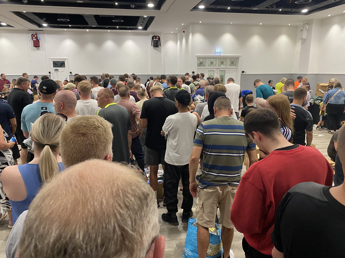Crashmaster70's tweet photo. @Mose_1987 @AVFCSupport Shitshow. 1 hour 30 in the queue to pay so far https://t.co/gHCwwNI6jE