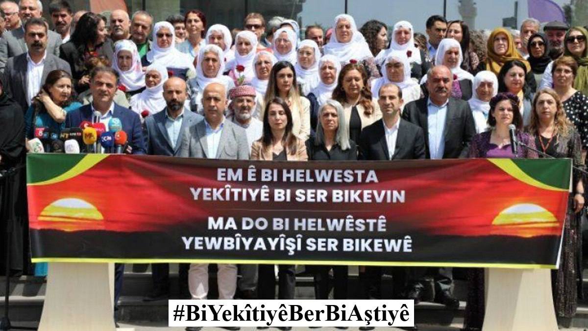 DBP_GenelMerkez's tweet image. Yekîtiya neteweyî ya gelê Kurd wê aştiyê jî bi hêz bike. Dest hev girtin wê gav bi gav me nêzikî siberojeke ronak û xweştir bike. Bi van hêviyan gelê Kurd 26ê Tîrmehê li Bazidê li dor Ehmedê Xanî kom dibe.
#BiYekîtiyêBerBiAştiyê