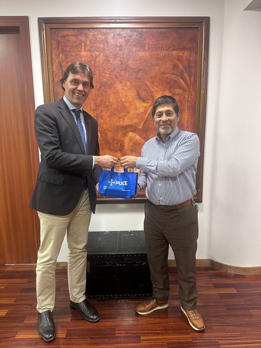 PUCE (@puce_ecuador) on Twitter photo 🤝 Nuestro rector, el P. <a href="/fcponce/">Fernando Ponce León, SJ</a>, recibió a Francisco Oliva, presidente de <a href="/postgradoauip/">AUIP</a> y rector de la <a href="/pablodeolavide/">Pablo de Olavide</a> 🇪🇸.
Este encuentro abre la puerta a un posible convenio bilateral que impulse la movilidad académica, la investigación 📚 y co-tutorías doctorales 🎓 para el 🤝 Nuestro rector, el P. <a href="/fcponce/">Fernando Ponce León, SJ</a>, recibió a Francisco Oliva, presidente de <a href="/postgradoauip/">AUIP</a> y rector de la <a href="/pablodeolavide/">Pablo de Olavide</a> 🇪🇸.
Este encuentro abre la puerta a un posible convenio bilateral que impulse la movilidad académica, la investigación 📚 y co-tutorías doctorales 🎓 para el