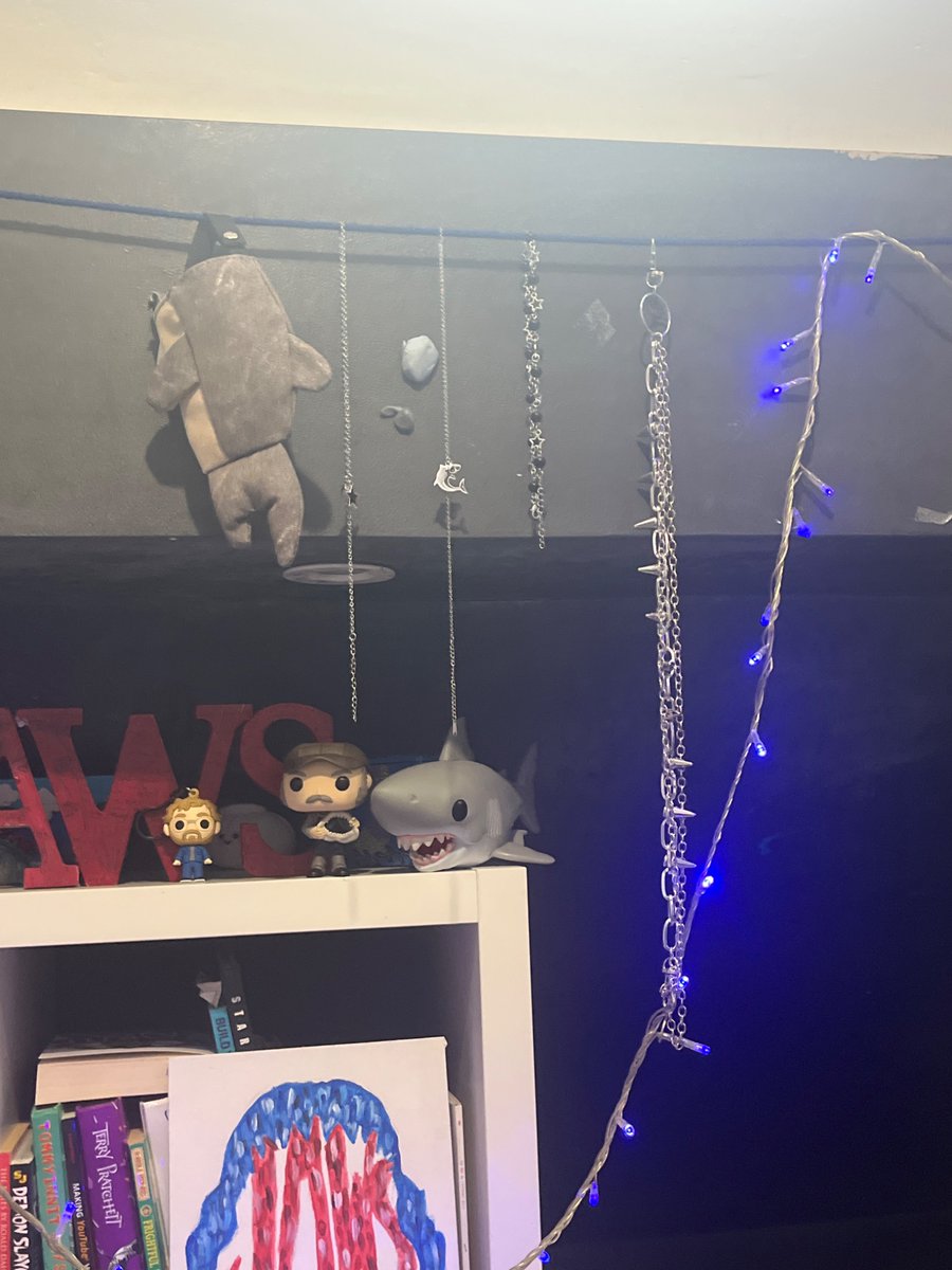PSYCH0_SH4RK's tweet image. idk how to hang up my jewellery (theres a stupid amount of rings and bracelets in the little whale shark