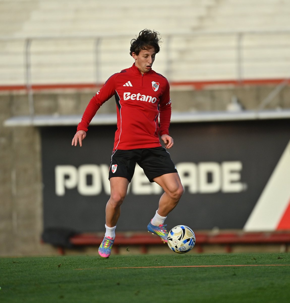 juanbalbi9's tweet image. 🚨 Contamos en #ESPNF12 que el cuerpo técnico de River ve muy bien a Matías Galarza Fonda y podría ser convocado para el domingo.
📌 Juan Carlos Portillo arrastraba en Talleres una tendinitis en el cuádriceps derecho y apunta a nivelarse y estar en la Copa Argentina.