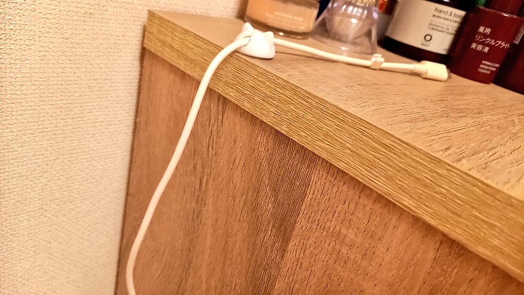 etsukosweet's tweet image. 【最近買ったお気に入り】
すぐ床に落ちるケーブル問題解消w
落ちてるケーブルとルンバが喧嘩問題も解消w
100均で見つけたコチラ♡
100円で4個も入っててお得(*´艸`)