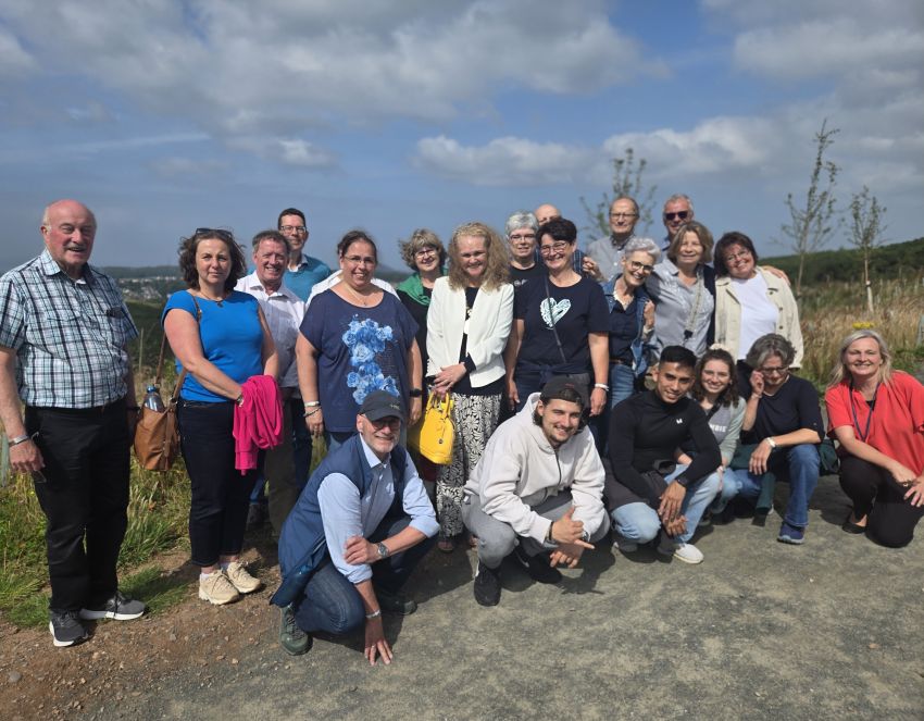midgov's tweet image. 🎶 The Huenshoven choir from our twin district in Heinsberg, Germany, made their first stop the #AlpineCoaster – and loved it! 🎢 Hopefully not too much screaming before their performance!
🎼 Sat, 6pm, Crichton Church | £10 donation
👉 midlothian.gov.uk/coaster
#Twinning
