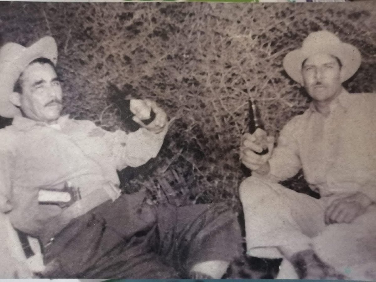 En la imagen el famoso pistolero Arturo Garza Treviño (derecha) tomando una XX junto a un amigo que porta una calibre 45 a la cintura. ls foto fue tomada en la colonia Topo Chico de #Mobterrey en los años 40s

#Historia #Viernes